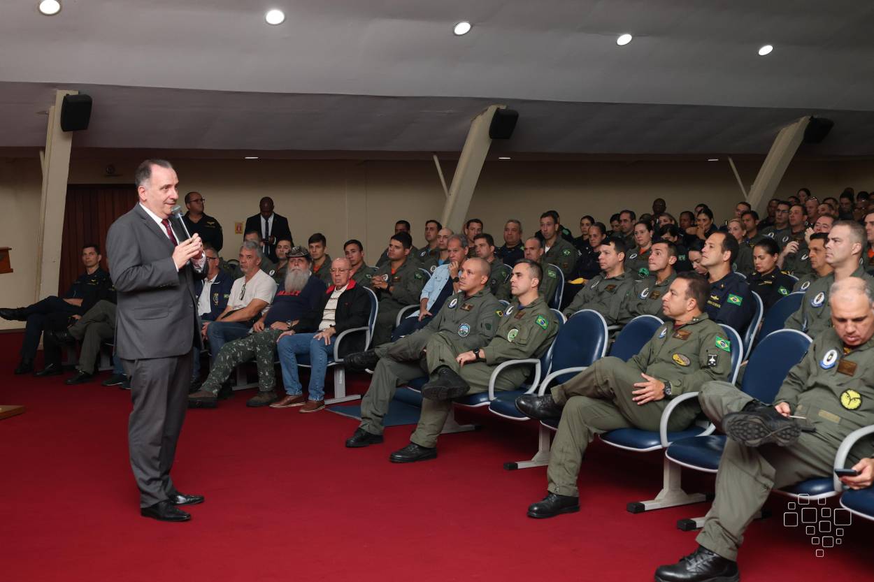 Palestrante fala a oficiais reunidos no Comando da Força Aeronaval