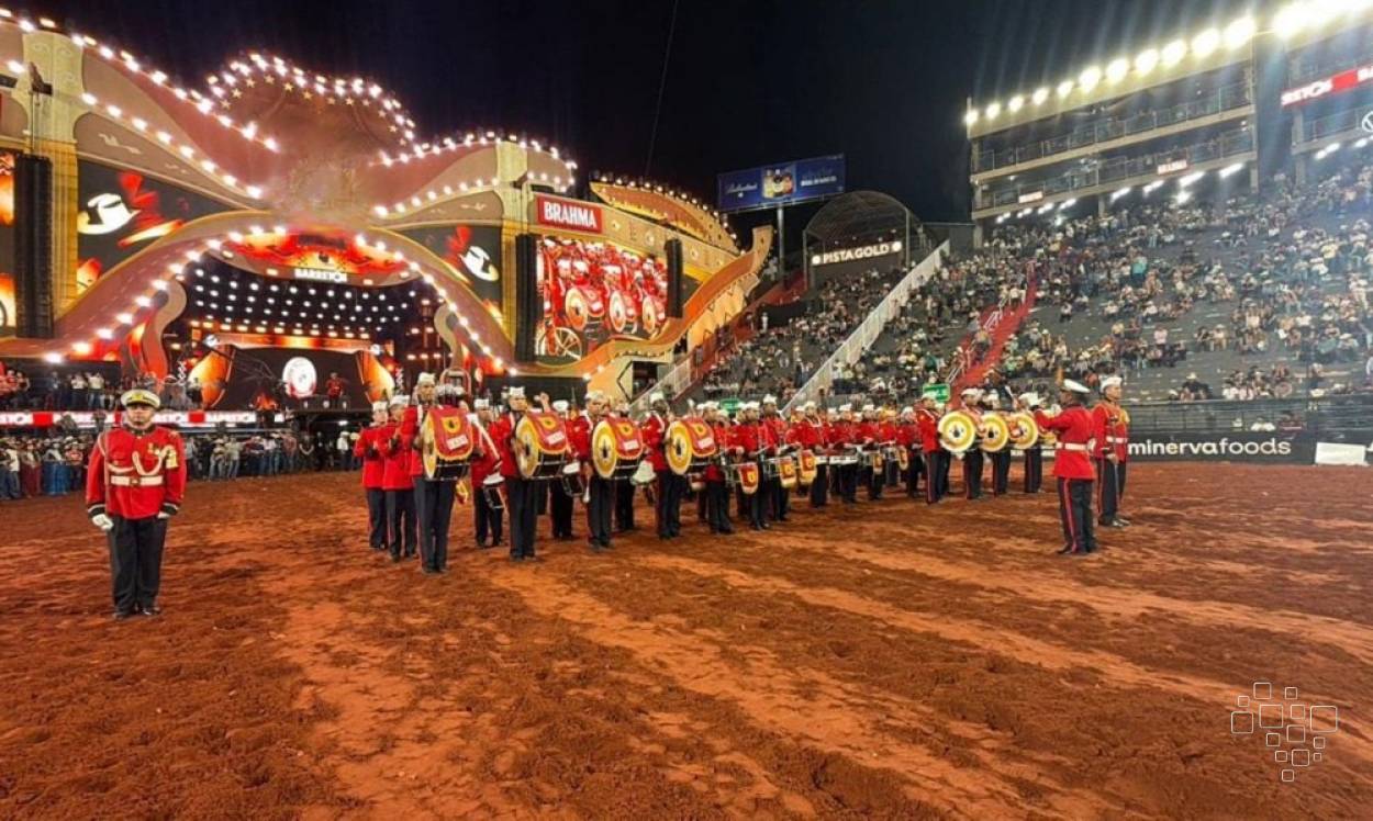 Banda Marcial do Corpo de Fuzileiros Navais em formação na arena da Festa do Peão de Barretos