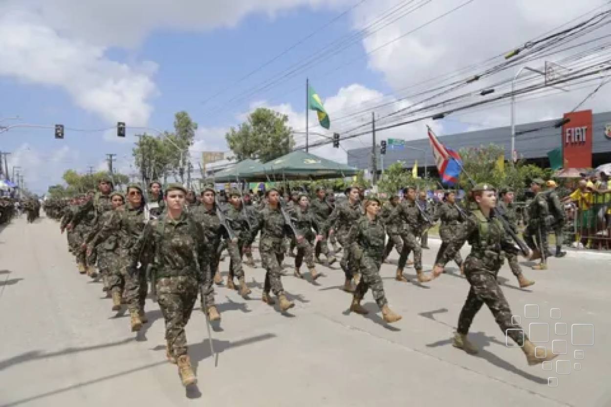Tropa do Exército marcha durante o desfile de 7 de Setembro no Recife