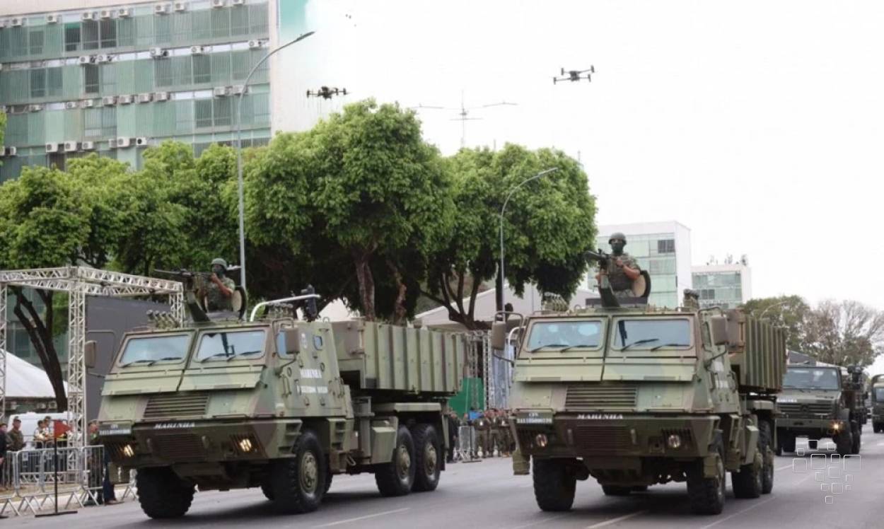 Drones táticos da Marinha voam de forma sincronizada sobre viaturas militares durante demonstração em Brasília
