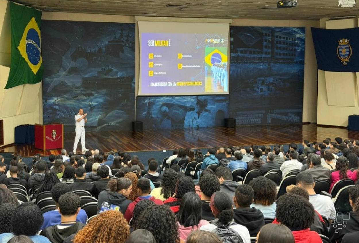 Auditório da Escola Naval ocupado pelo público durante a feira de profissões da Marinha
