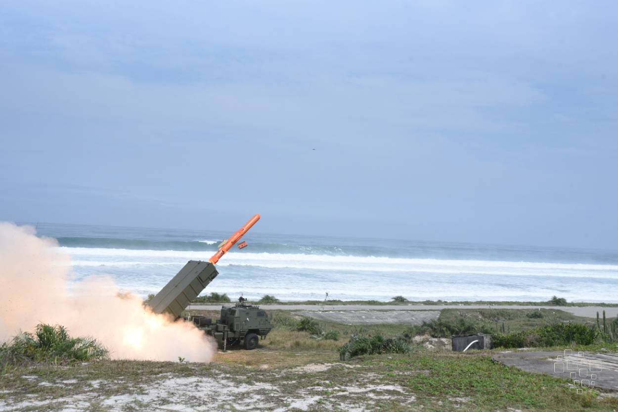 Míssil Tático de Cruzeiro deixa lançador ASTROS durante avaliação do Exército no litoral