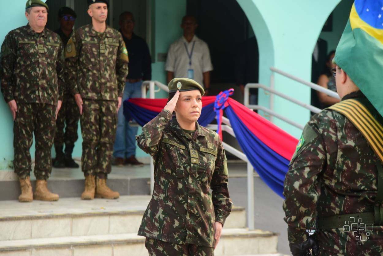 Primeira-sargento Barbara presta continência durante a cerimônia de assunção da função de Adjunto de Comando
