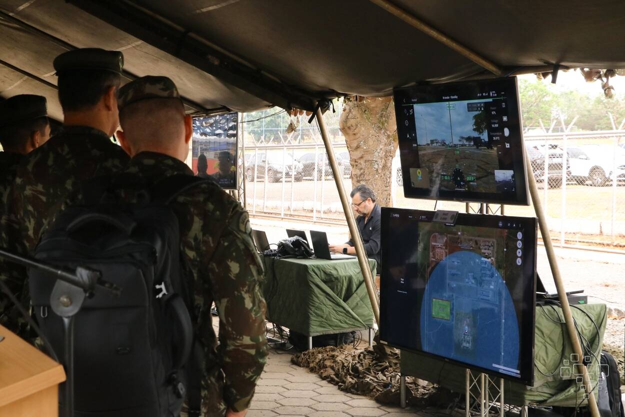 Participantes observam telas e equipamentos apresentados no Simpósio Anti-SARP do Exército