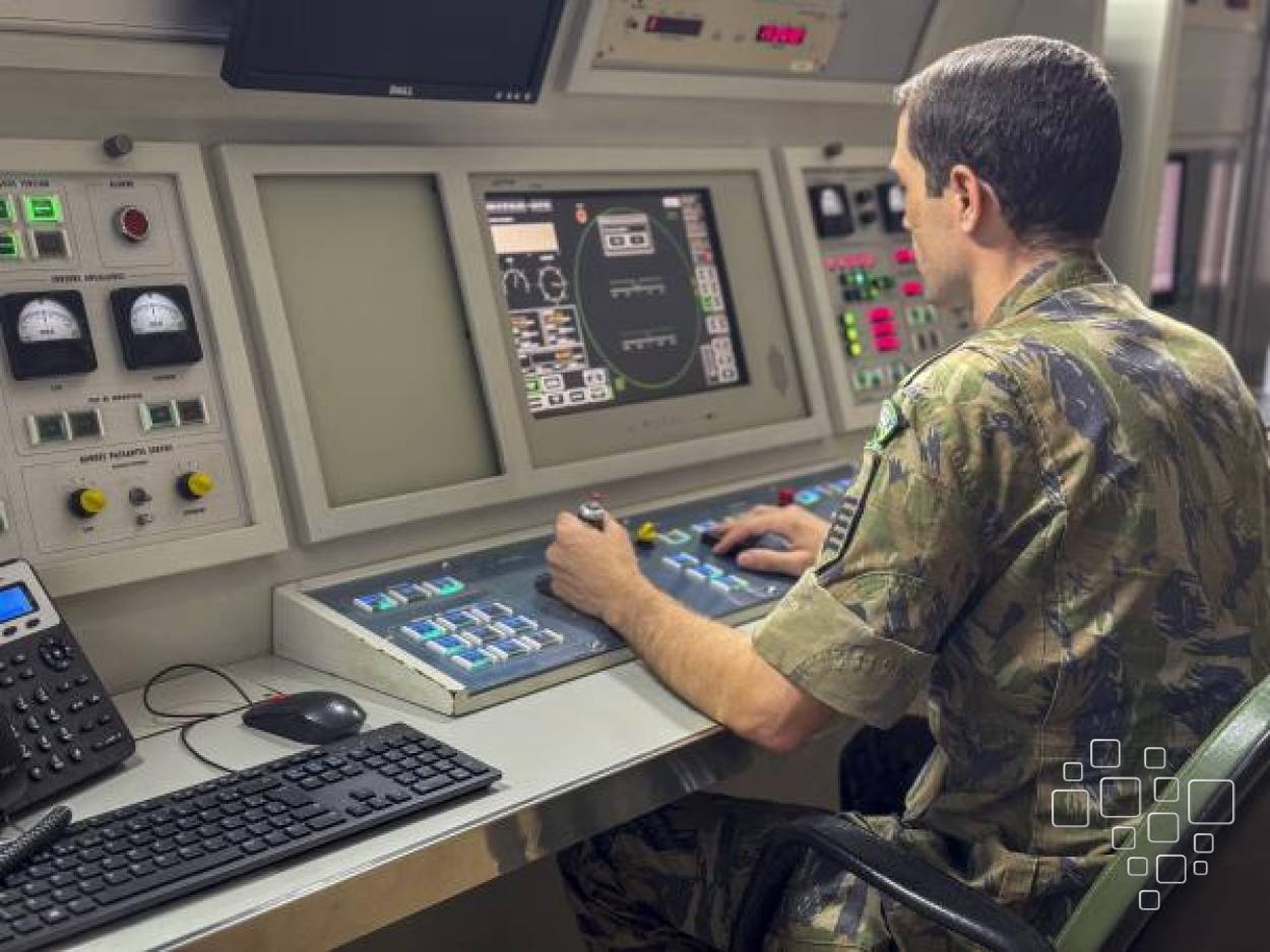 Militar acompanha sistemas de controle de segurança de voo no Centro de Lançamento da Barreira do Inferno