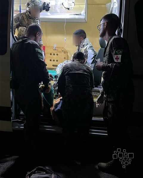 Equipe presta atendimento durante a missão de resgate noturno em Roraima