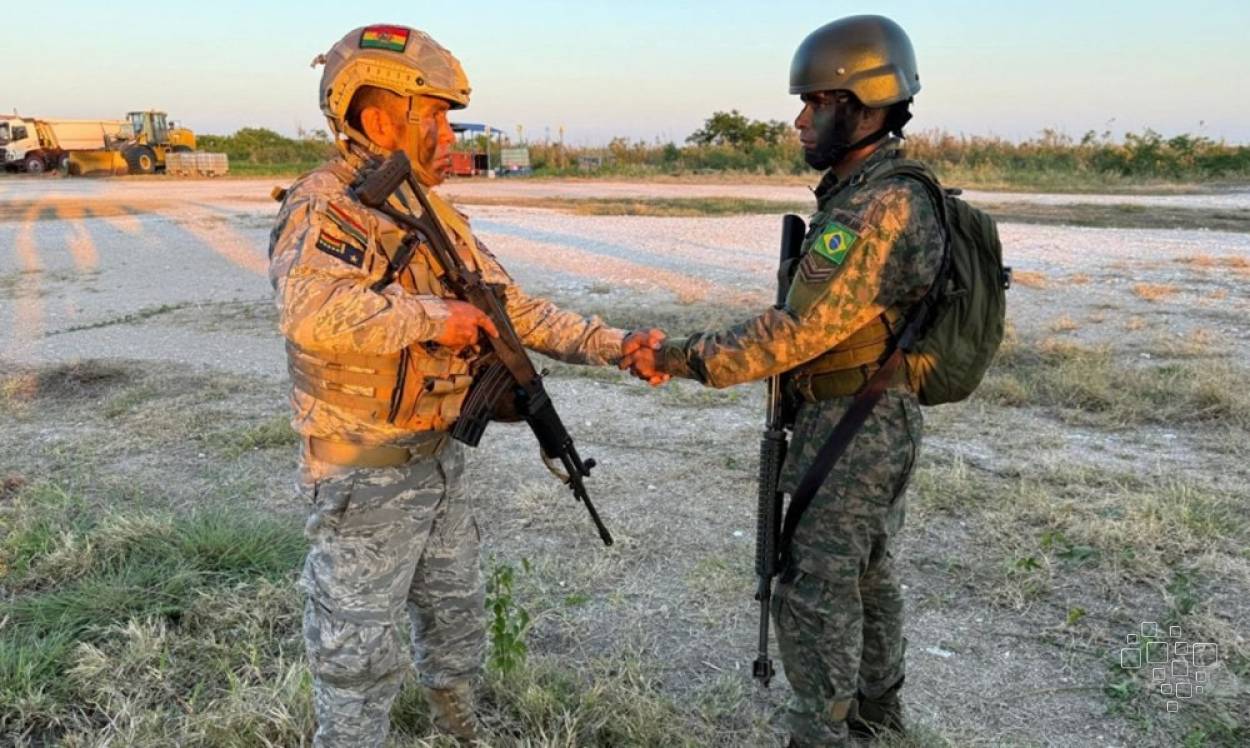 Militares do Brasil e da Bolívia se cumprimentam durante o exercício bilateral BrasBol 2026
