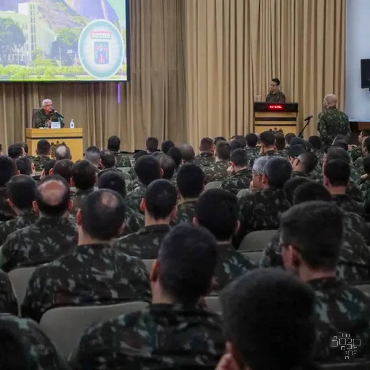 Oficial do Comando de Defesa Cibernética apresenta palestra a militares reunidos na ECEME