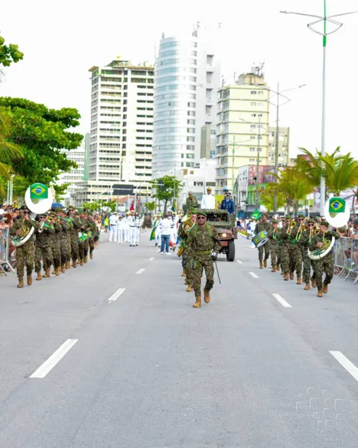 Militares do Exército marcham na Avenida da Paz durante o desfile de 7 de Setembro em Maceió