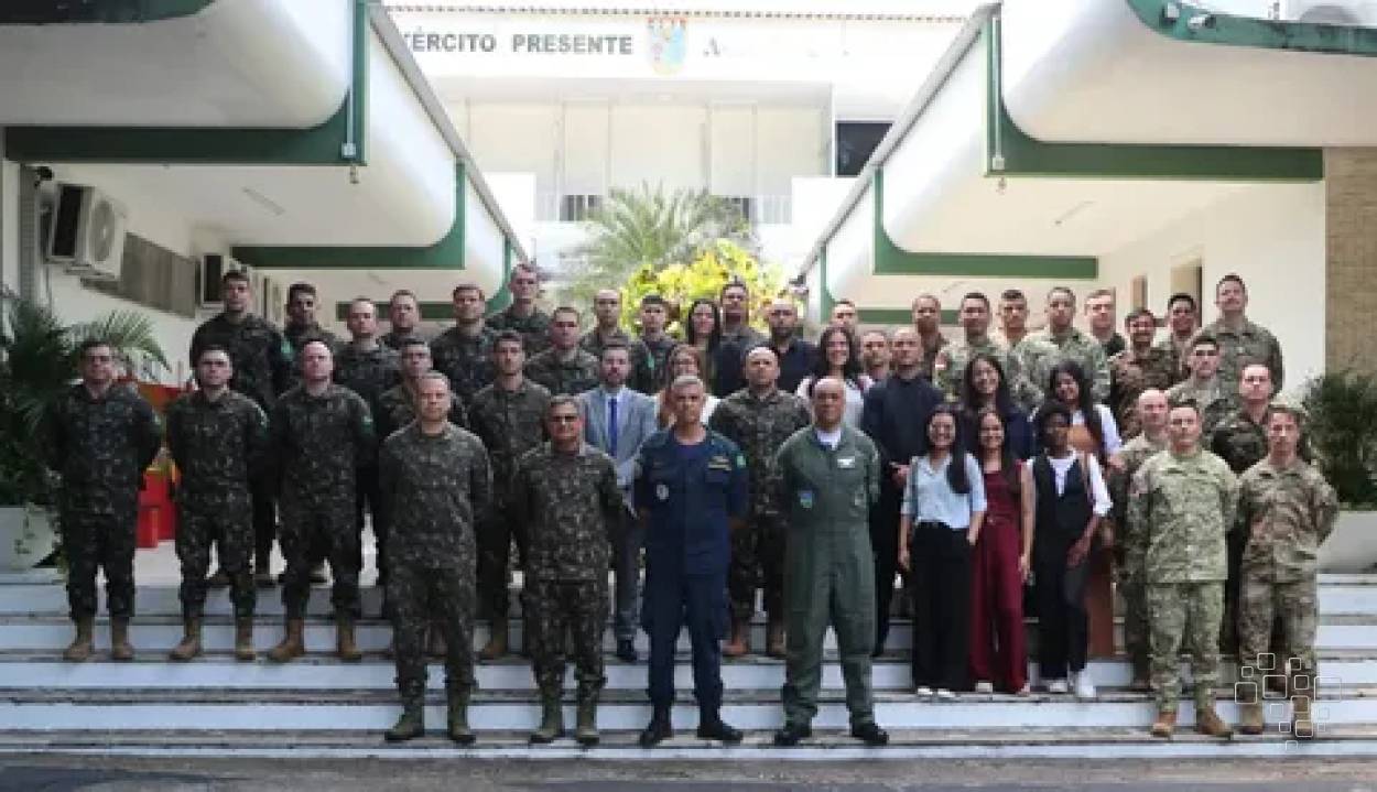Comitiva da viagem de estudos da ECEME reunida diante de uma instalação militar na Amazônia