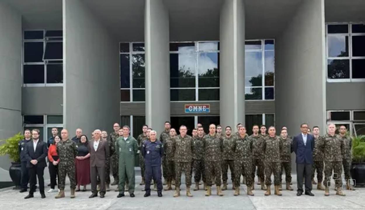 Comitiva da viagem de estudos da ECEME reunida diante do Comando Militar do Nordeste