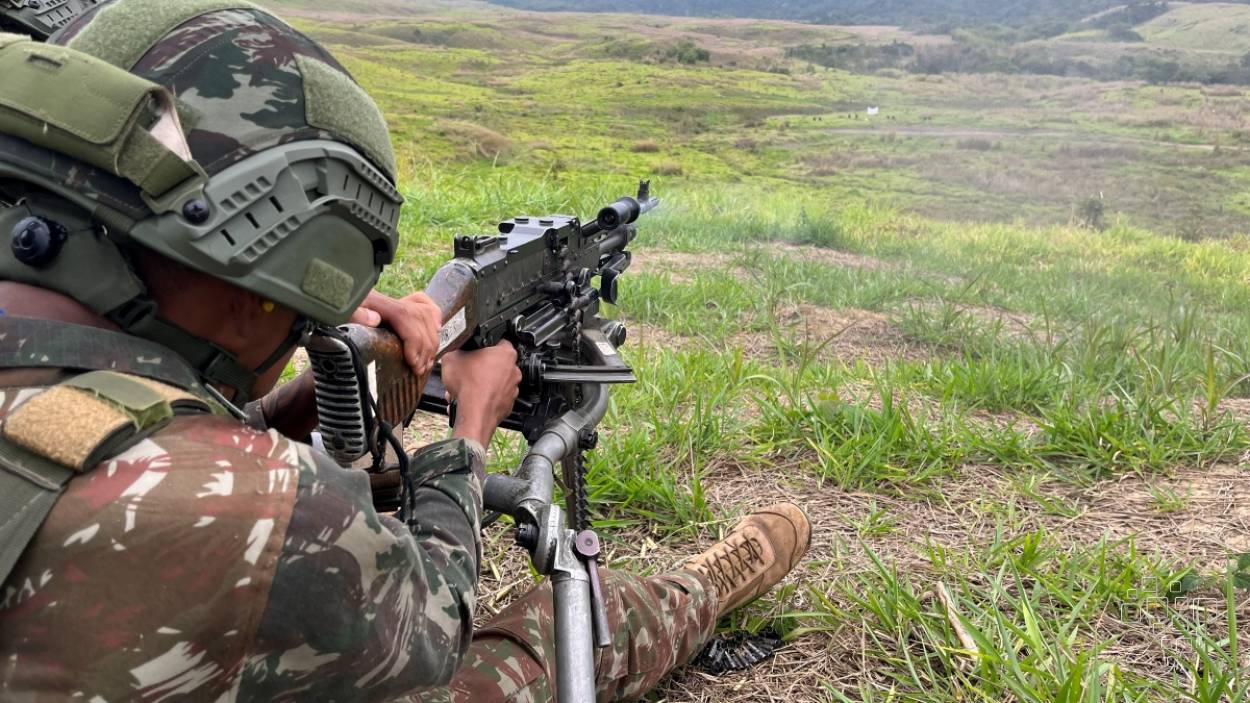 Militar opera metralhadora apoiada durante exercício com tiro real da 11ª Brigada