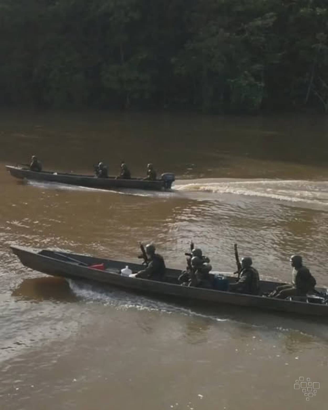 Militares do Exército deslocam-se em embarcações por um rio da Amazônia durante operação de controle territorial