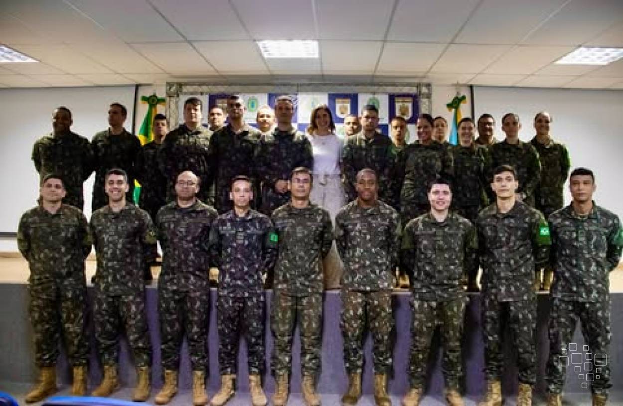 Militares participantes do curso de edição de vídeo posam em grupo em auditório do Exército