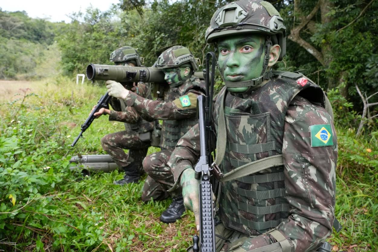 Militares do Exército posicionados no terreno durante treinamento anticarro
