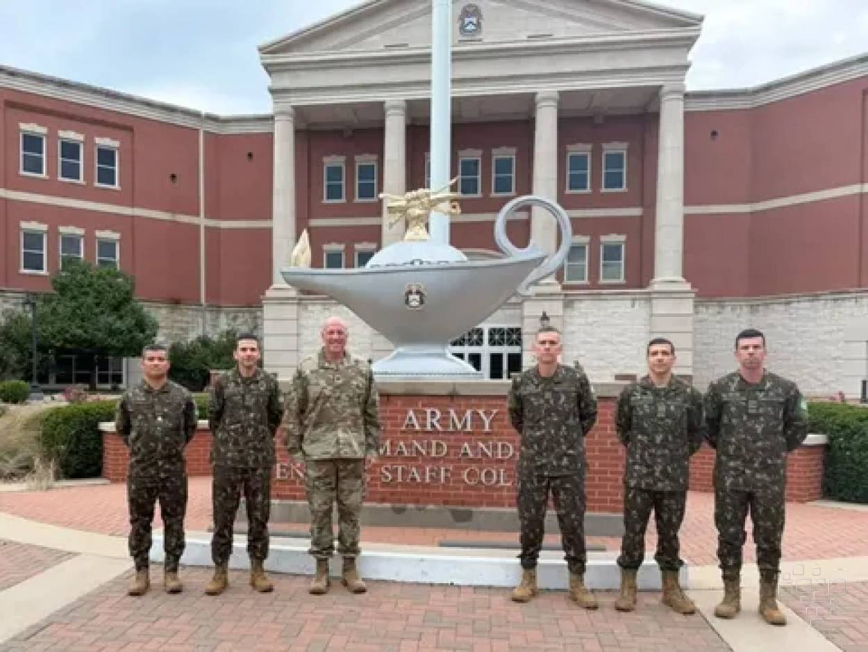 Militares brasileiros e norte-americano posam diante do Army Command and General Staff College nos Estados Unidos