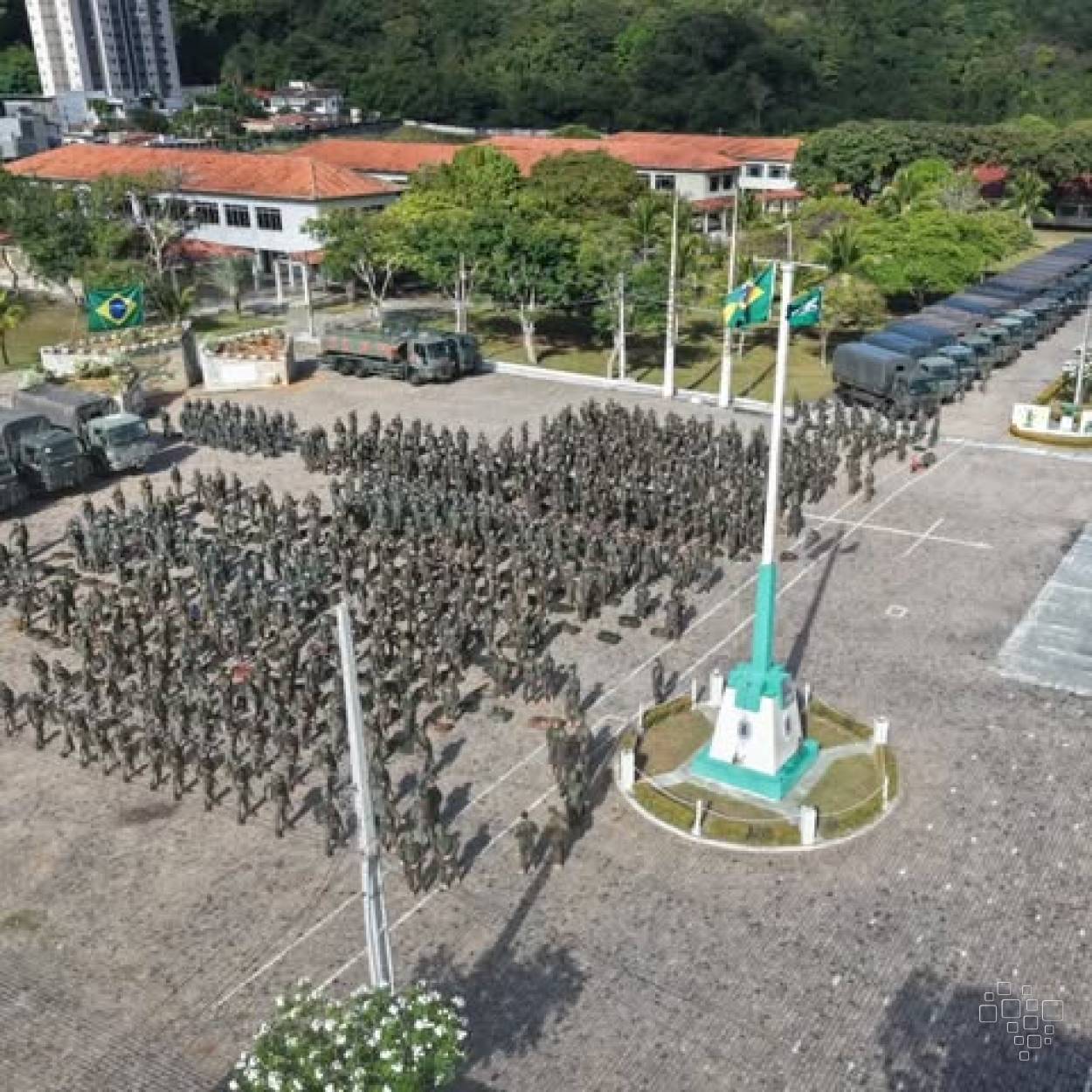 Vista aérea de tropas e viaturas reunidas durante a inspeção de apronto para a GVA 2026