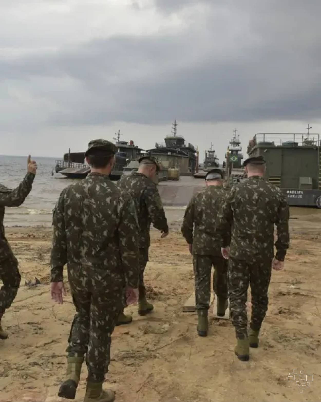 Comitiva do Exército caminha em instalação militar durante inspeção na região amazônica