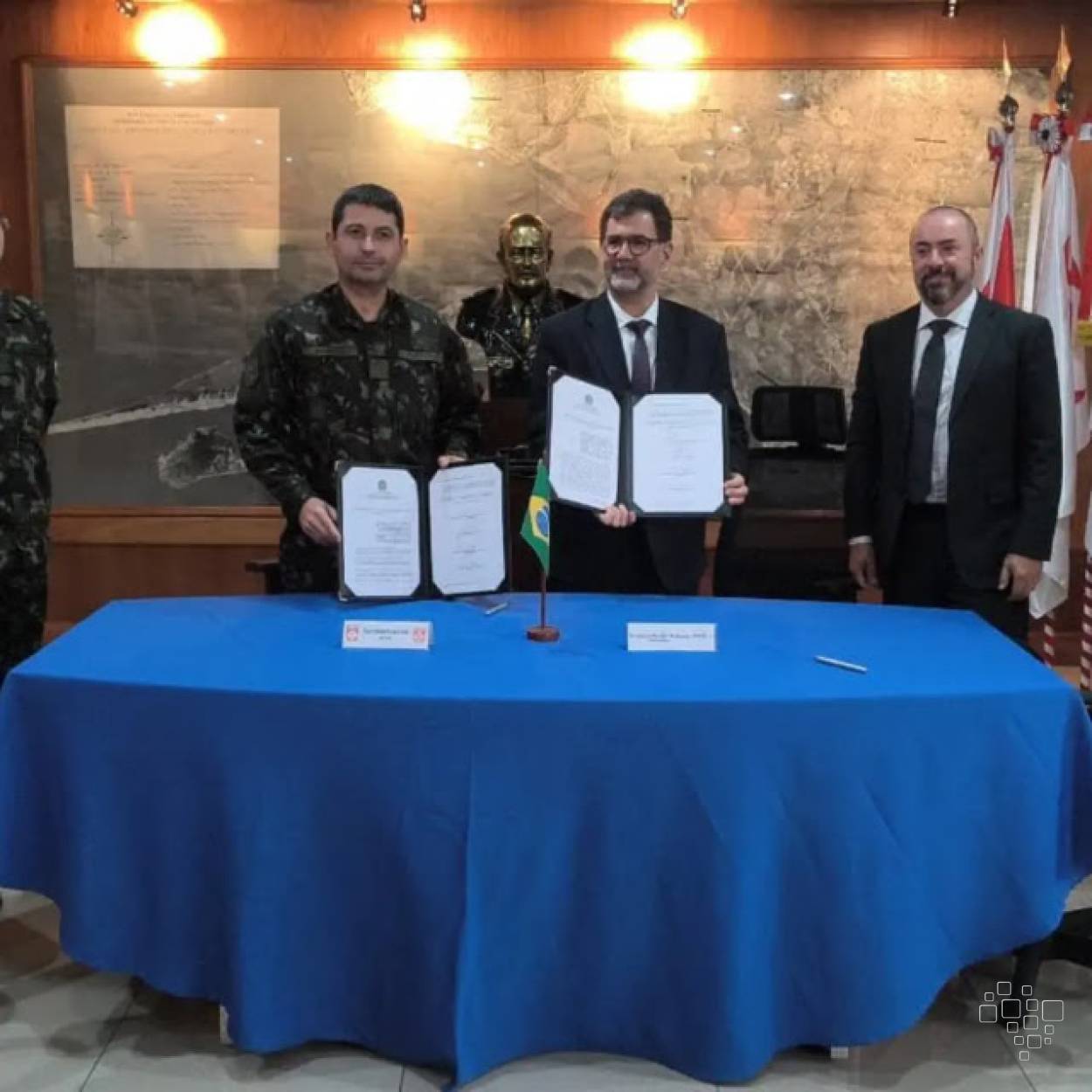 Representantes do Exército e da Omnisys apresentam documentos do acordo de modernização do morteiro de 120 milímetros