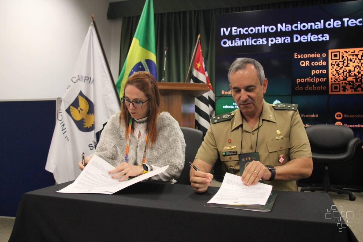 Representantes do Exército e do CTI Renato Archer assinam memorando durante encontro de tecnologias quânticas