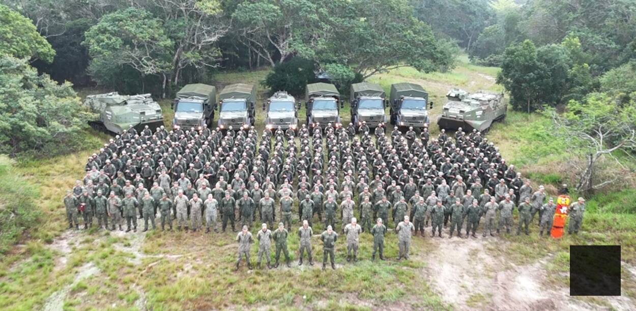 Fuzileiros Navais reunidos com veículos durante a MARAMBEX 2026 na Restinga da Marambaia