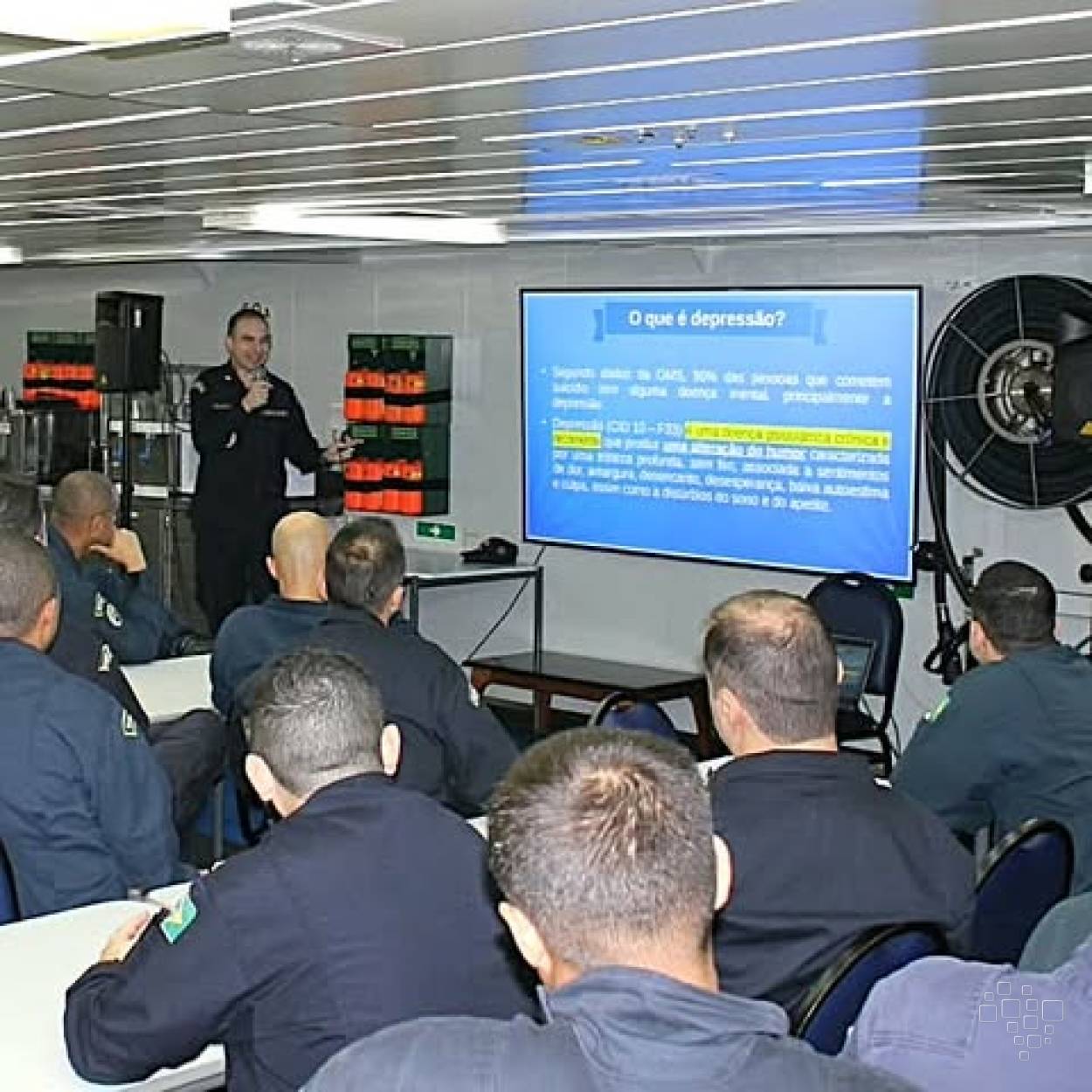 Capelão naval ministra palestra sobre saúde mental para militares reunidos a bordo do NAM Atlântico