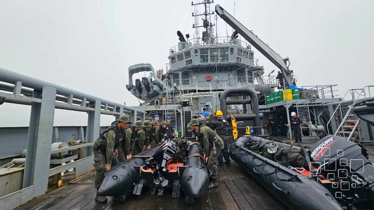 Militares preparam embarcações a bordo de navio durante treinamento no litoral sul