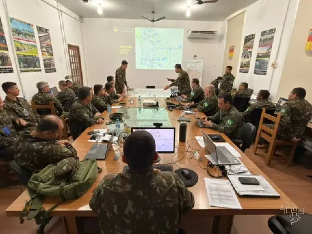 Militares do Exército reunidos em sala de planejamento durante a simulação logística Perseu 2026