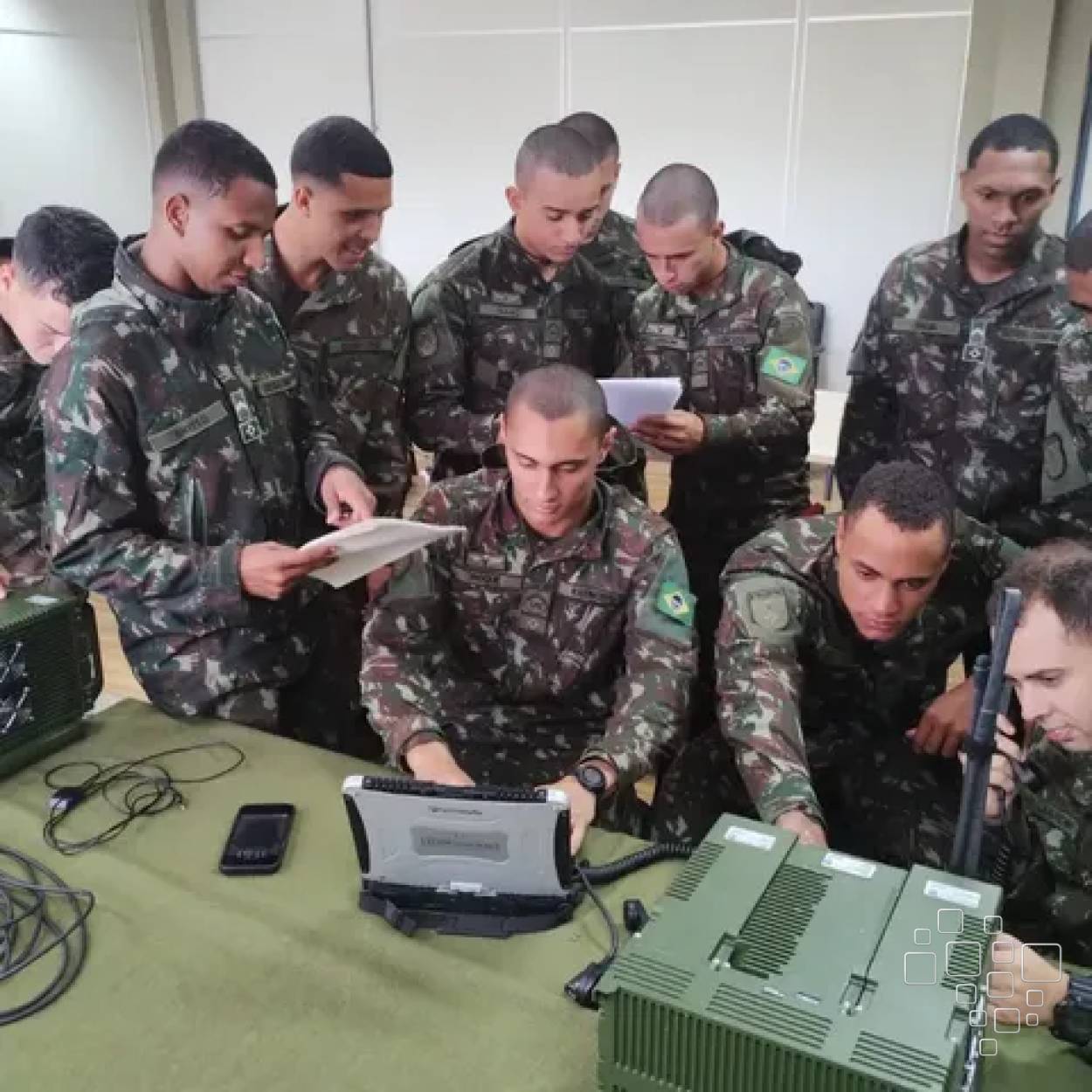 Militares do Exército durante capacitação com o equipamento de rádio RDS DEFESA V4